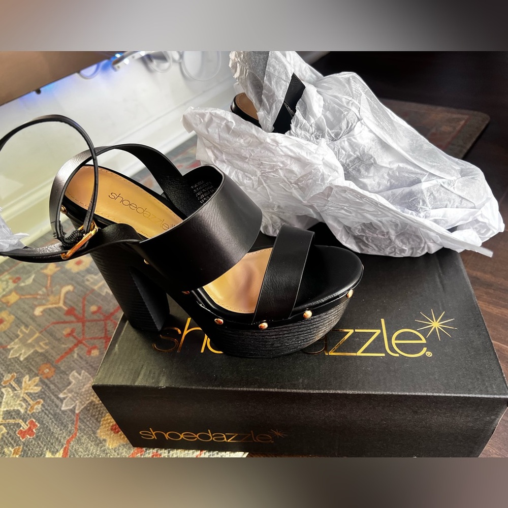 Elegant Black Platform Shoes with Cushioned Sole and Sleek Design